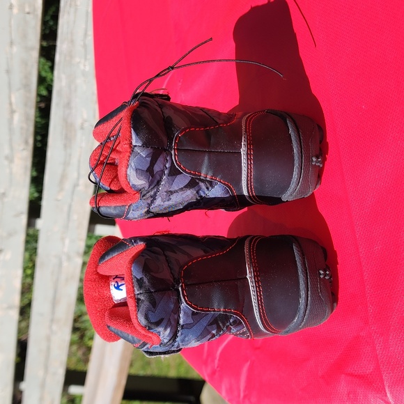 Boys Winter Snow Boots Black and Red Shark Design Size 6 - Picture 3 of 9